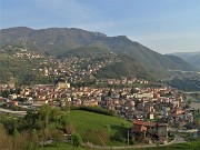 12 Salendo al roccolo della Corna ci godiamo bella vista su Zogno 